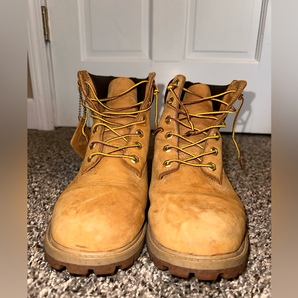 Timberlands. About 10 years old. Still in very good condition. Men’s size 6.